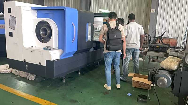 DEENPU Factory — Customers visiting blue CNC machining center at DEENPU factory