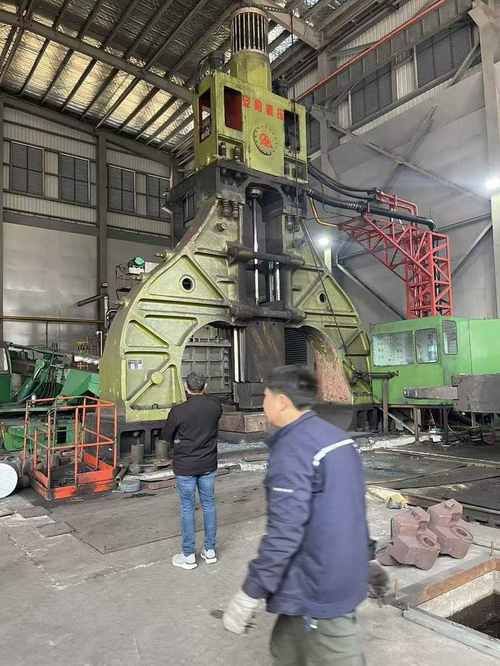 DEENPU Factory — Customer tour viewing red Christmas tree wellhead assembly in workshop
